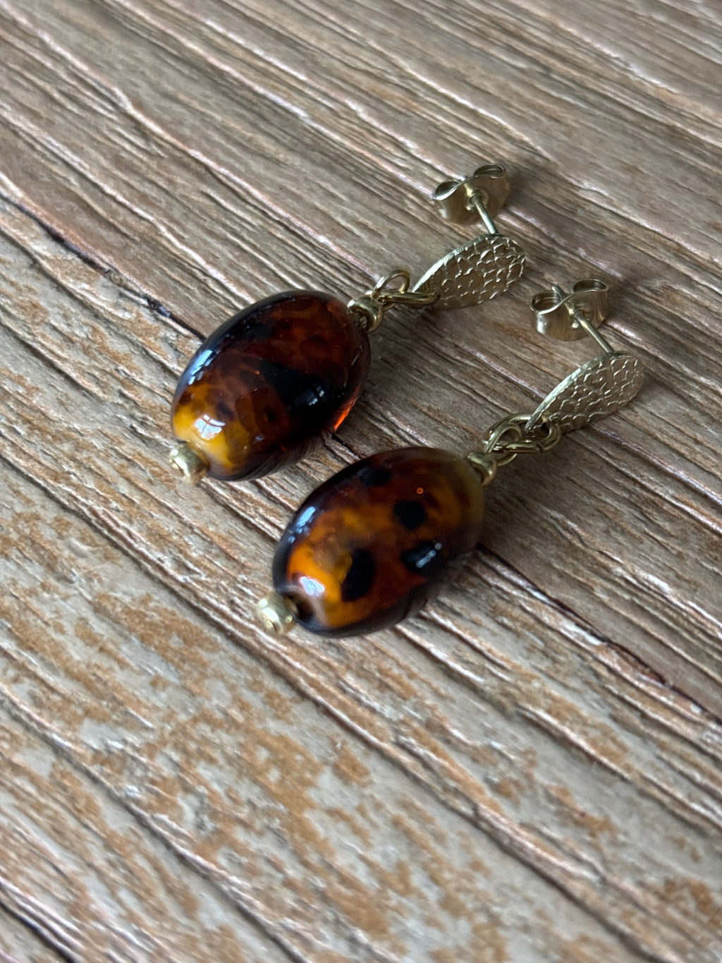 Amber kleurige ovale oorbellen