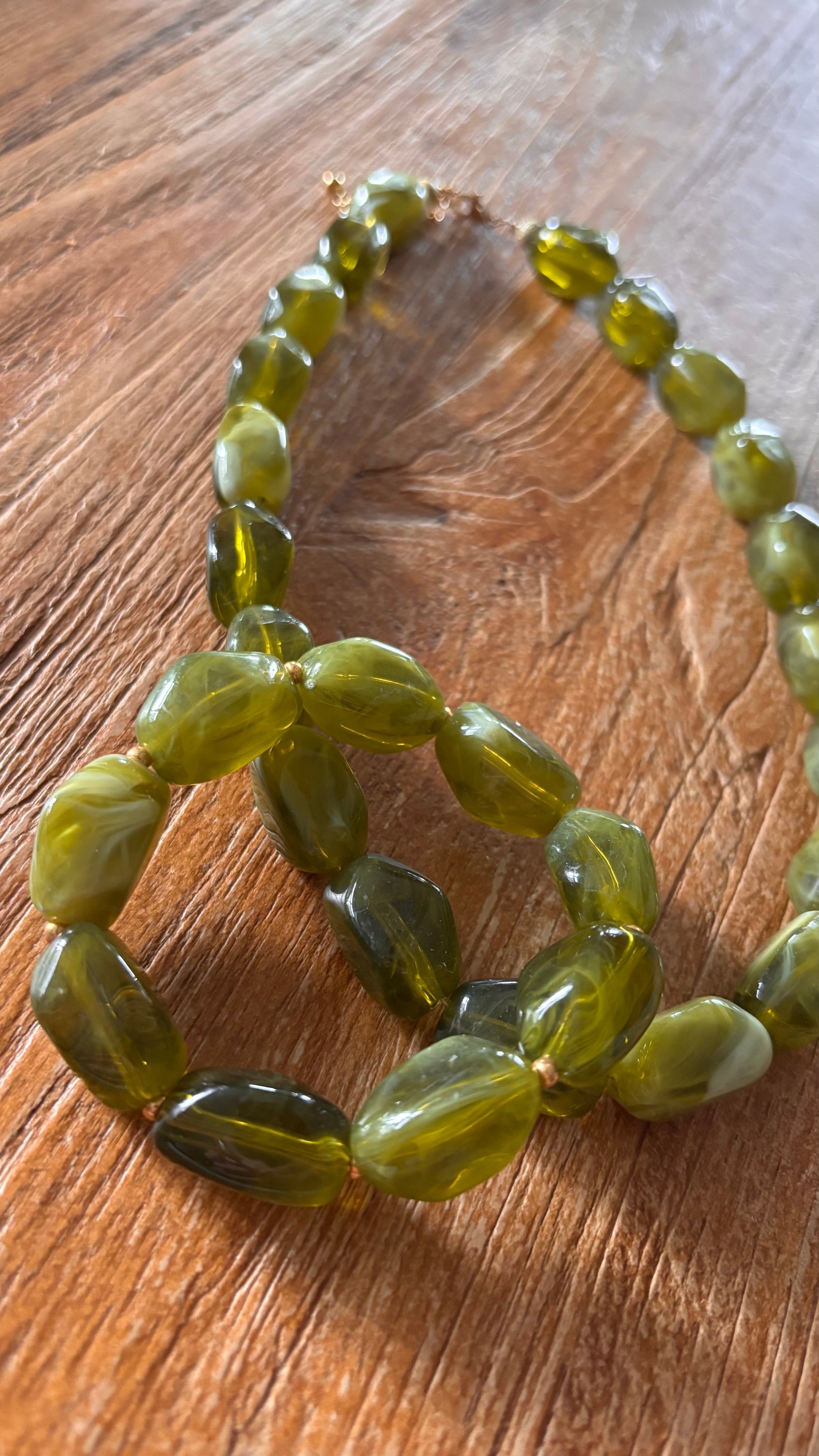 Smaragd groene stretch armband.