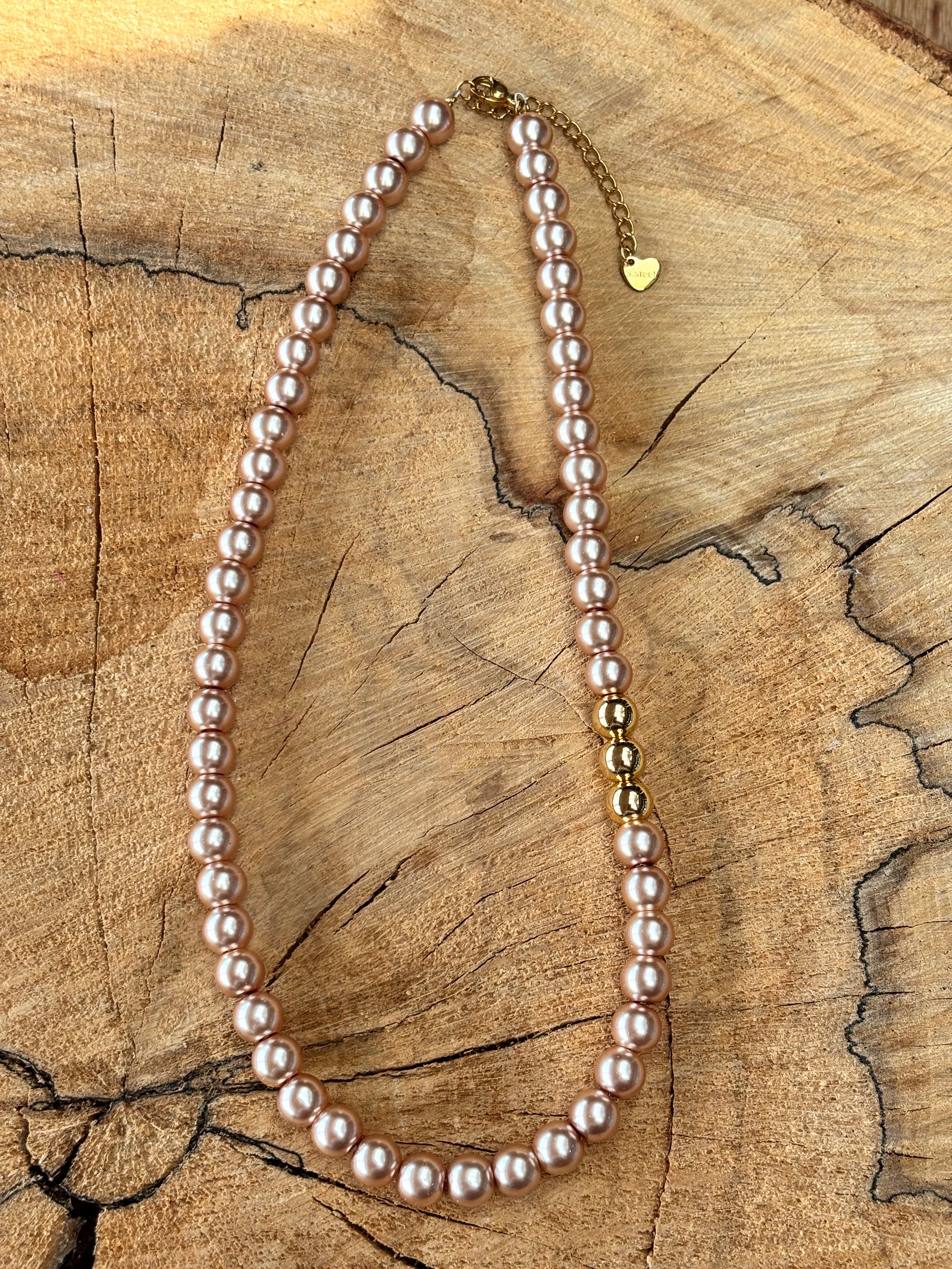 Kort parelsnoer met gouden accenten in taupe brown.