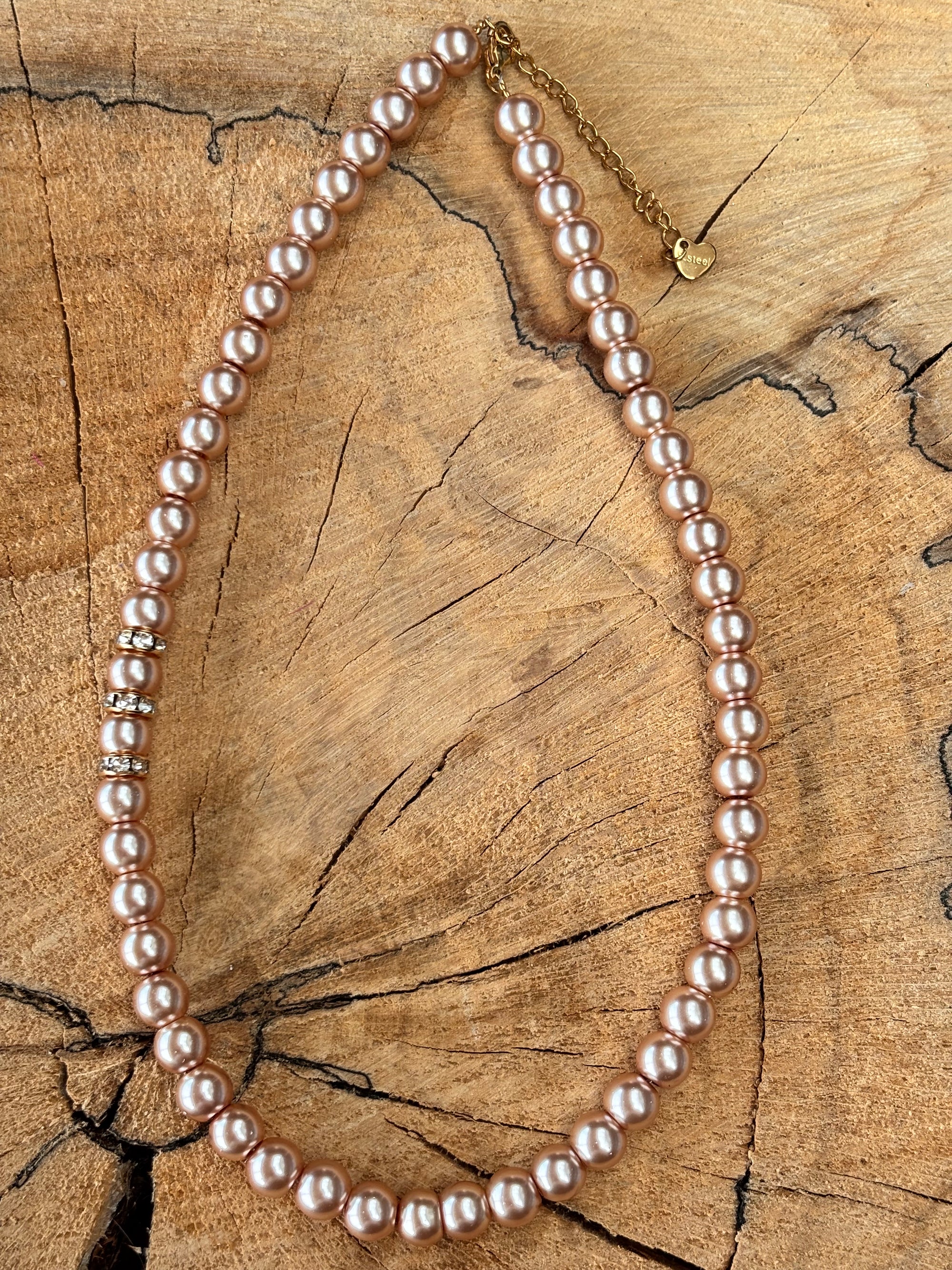 Kort parelsnoer in taupe brown met een vleugje stras.
