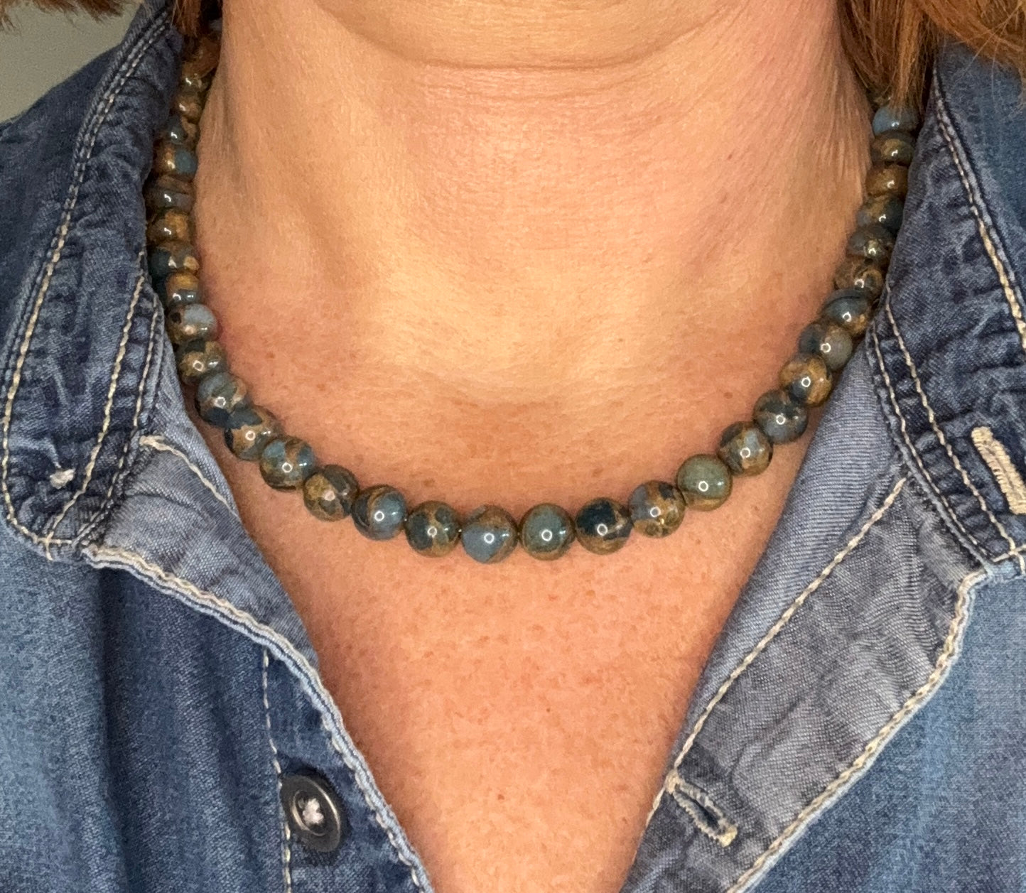 Korte ketting van natuursteen blauwgrijs met bruin