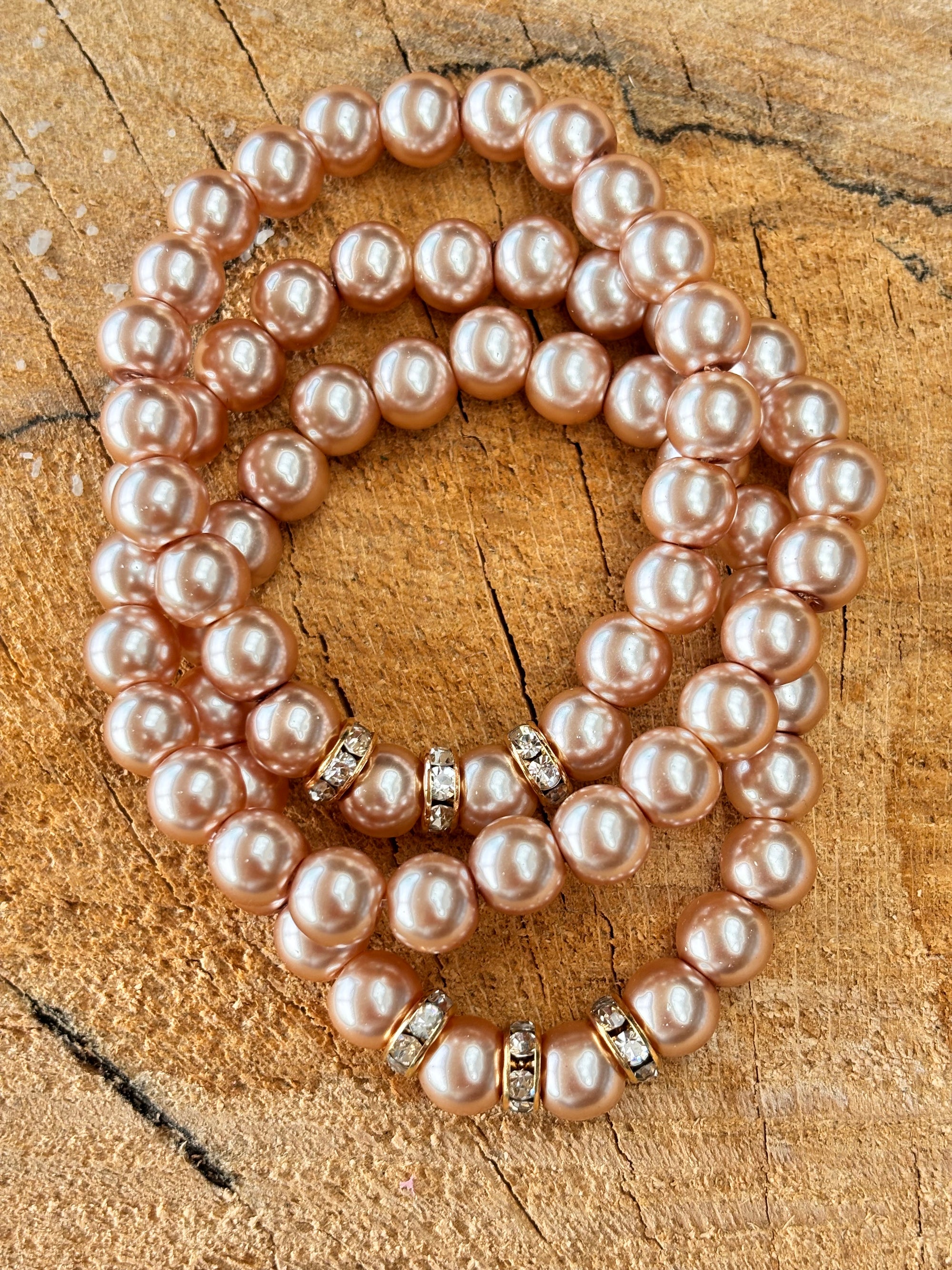 Stretch parel armband in taupe brown.