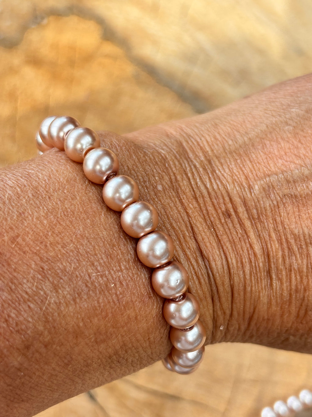 Stretch parel armband in taupe brown.