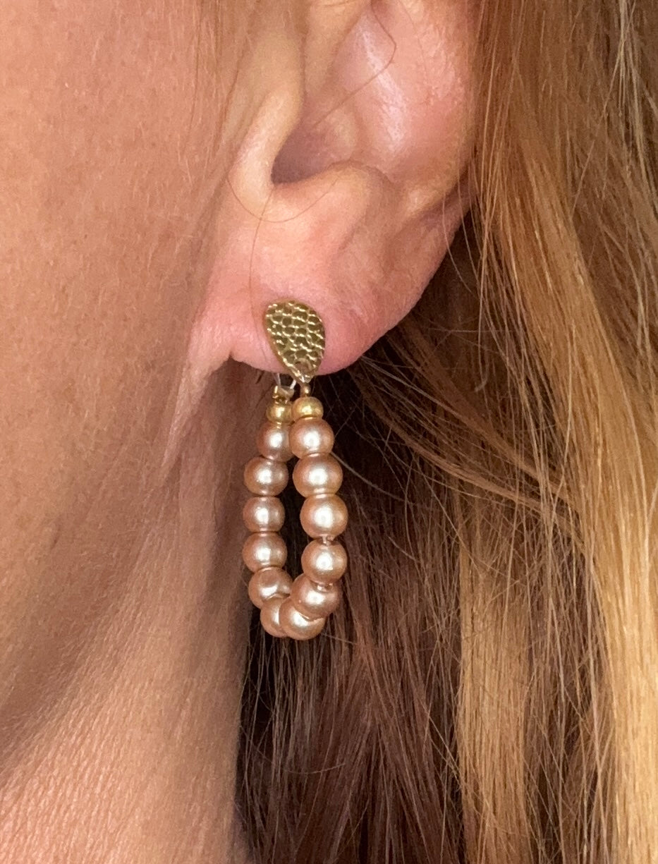 Taupe kleurige parel oorbellen