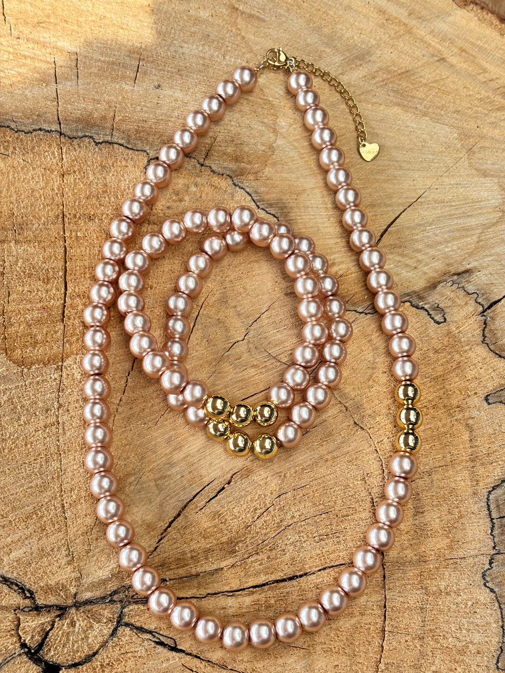 Kort parelsnoer met gouden accenten in taupe brown.