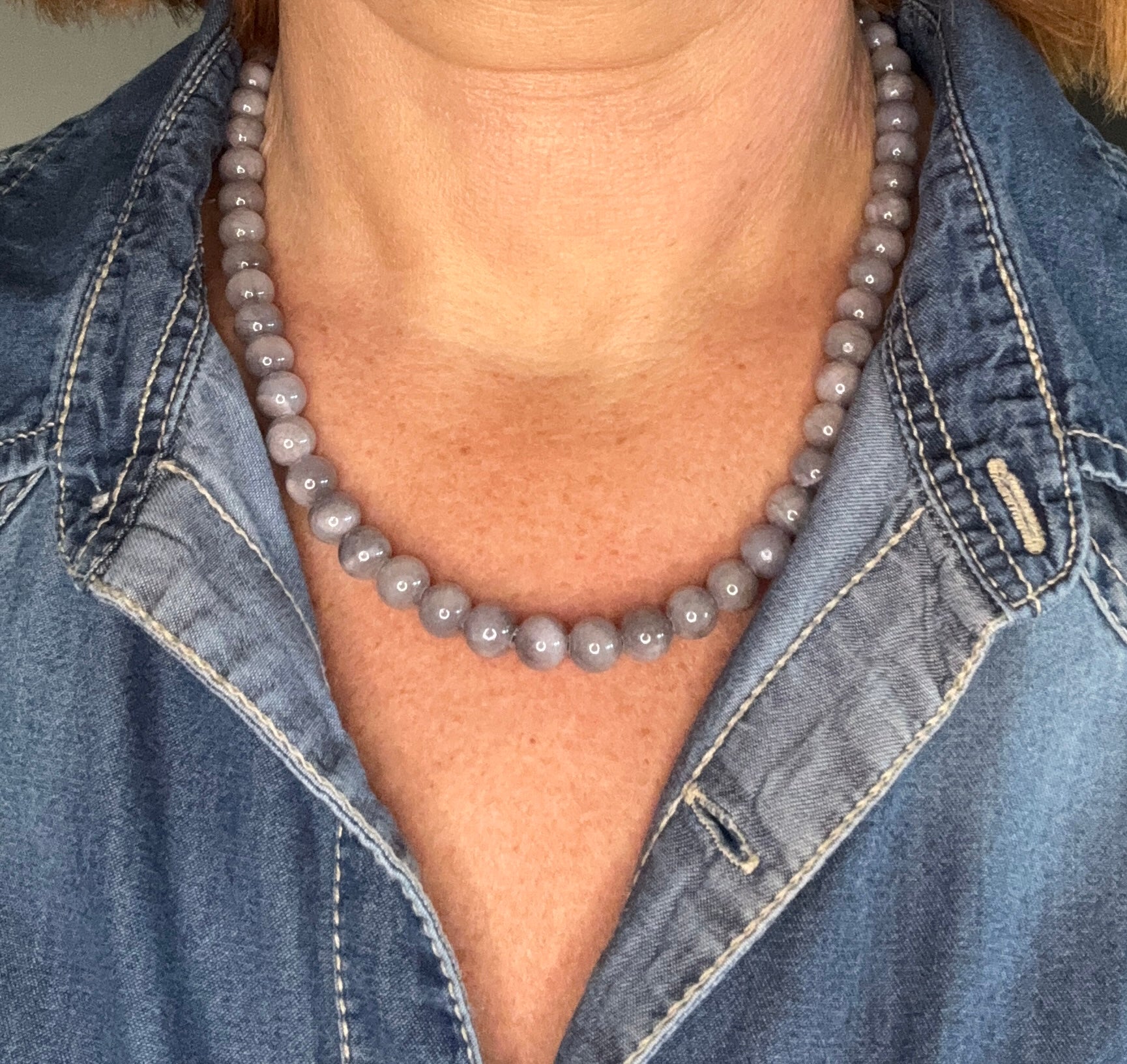 Korte ketting grijs natuursteen.
