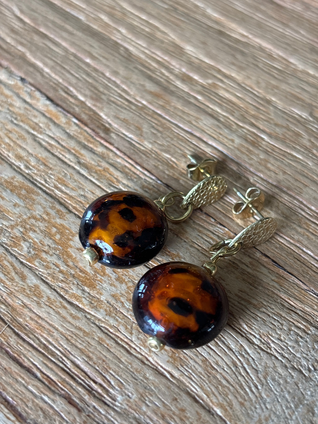 Amber kleurige oorbellen