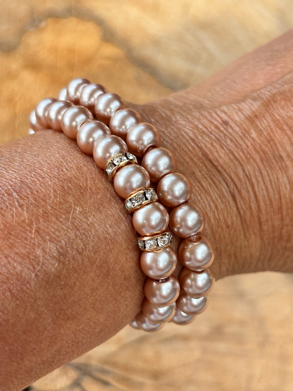 Stretch parelarmband met een vleugje stras in taupe brown.