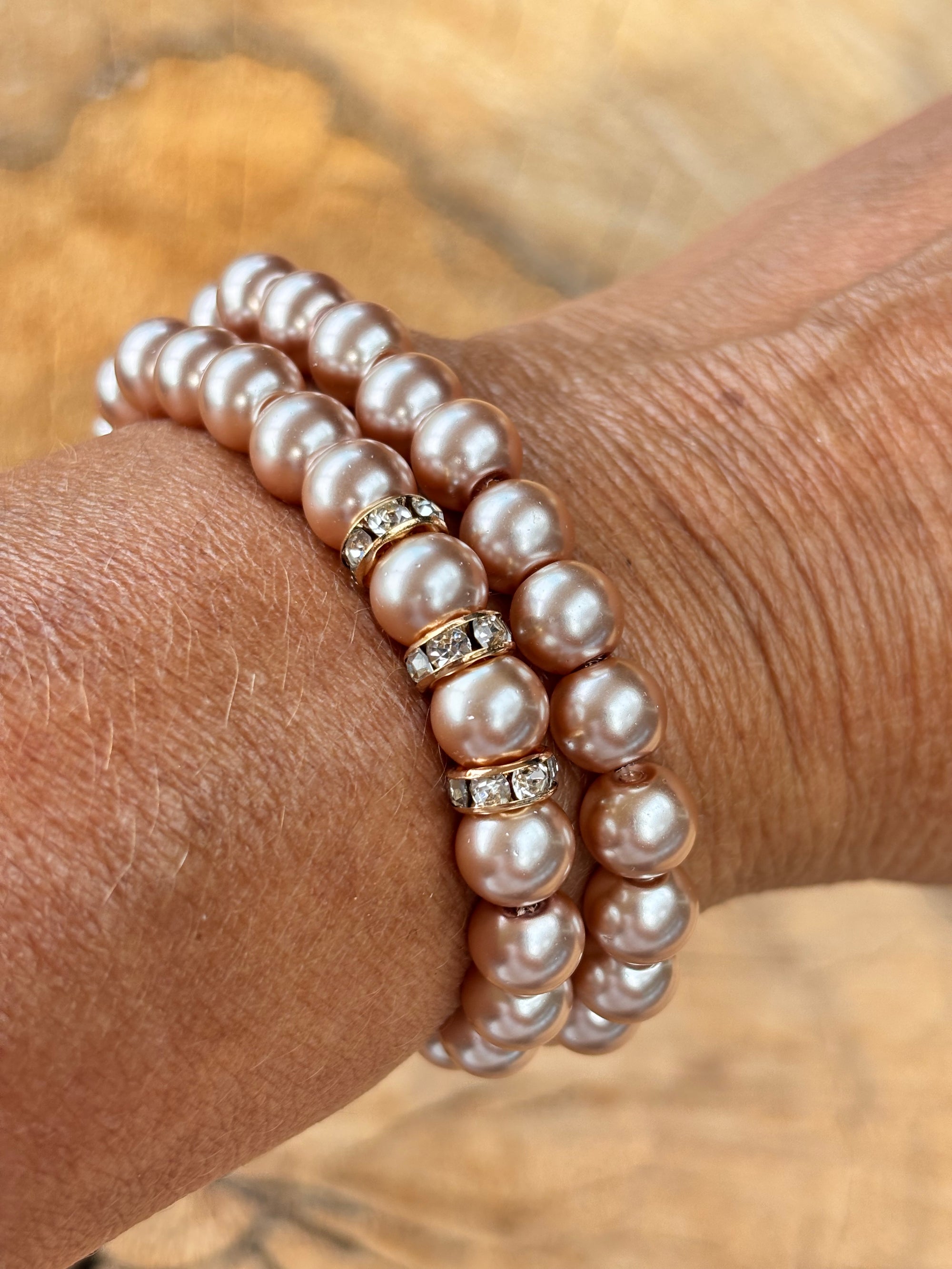 Stretch parel armband in taupe brown.