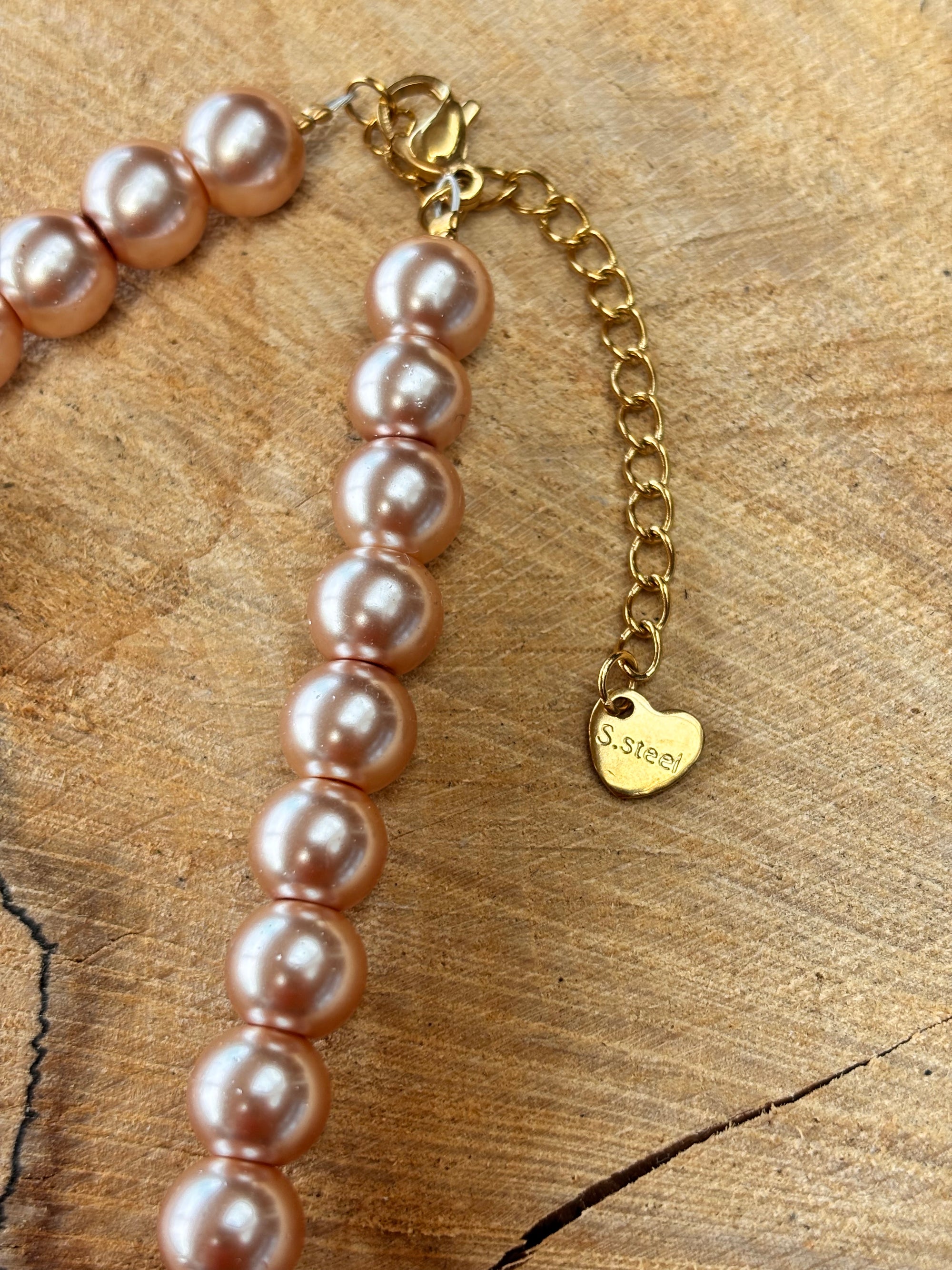 Kort parelsnoer met gouden accenten in taupe brown.