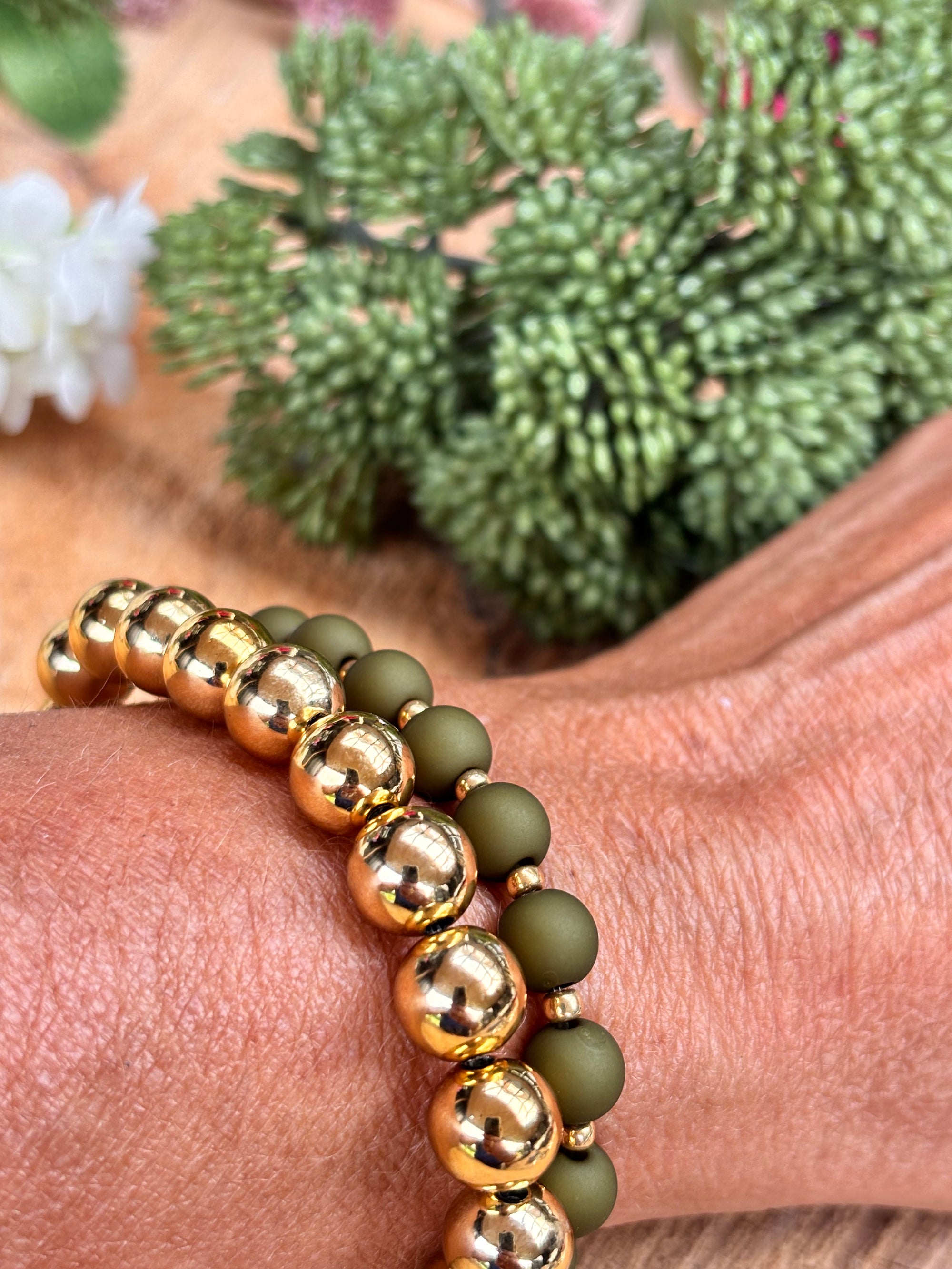 Acryl 8mm armband army/gold