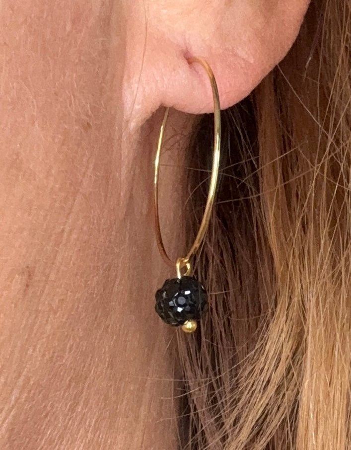 Oorring met zwart strassbolletje