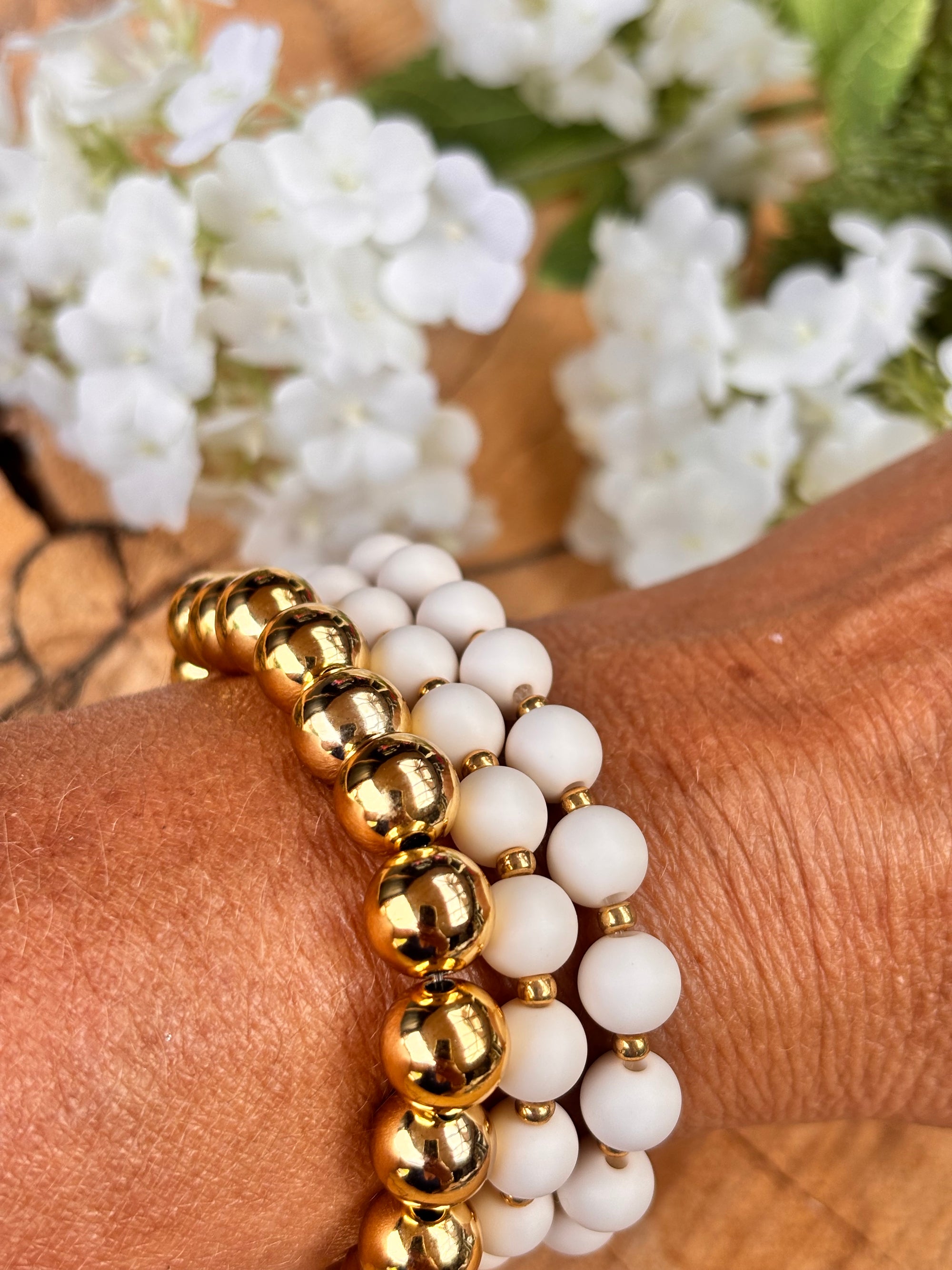 Acryl 8mm armband roomwit met goud