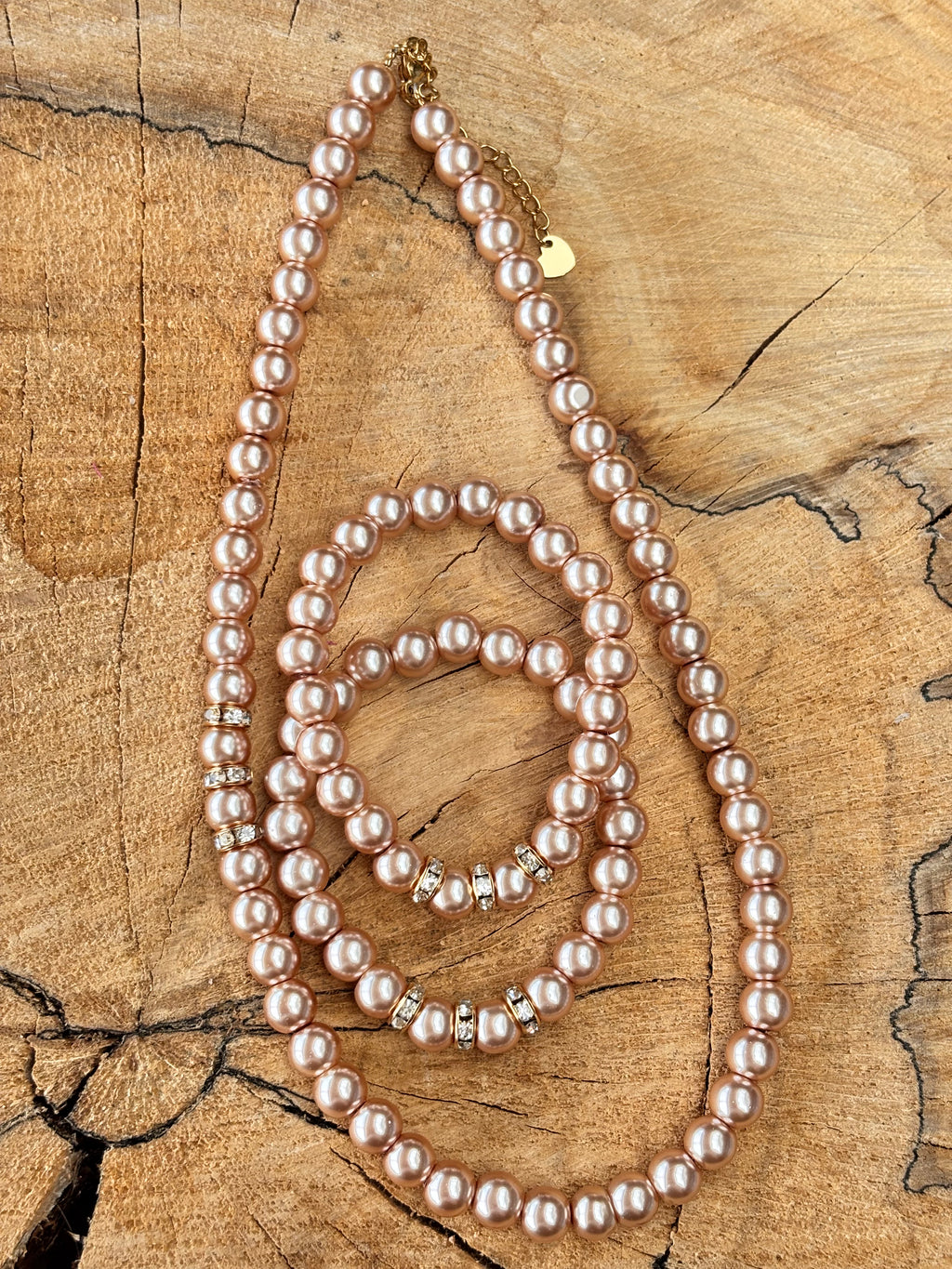 Stretch parelarmband met een vleugje stras in taupe brown.