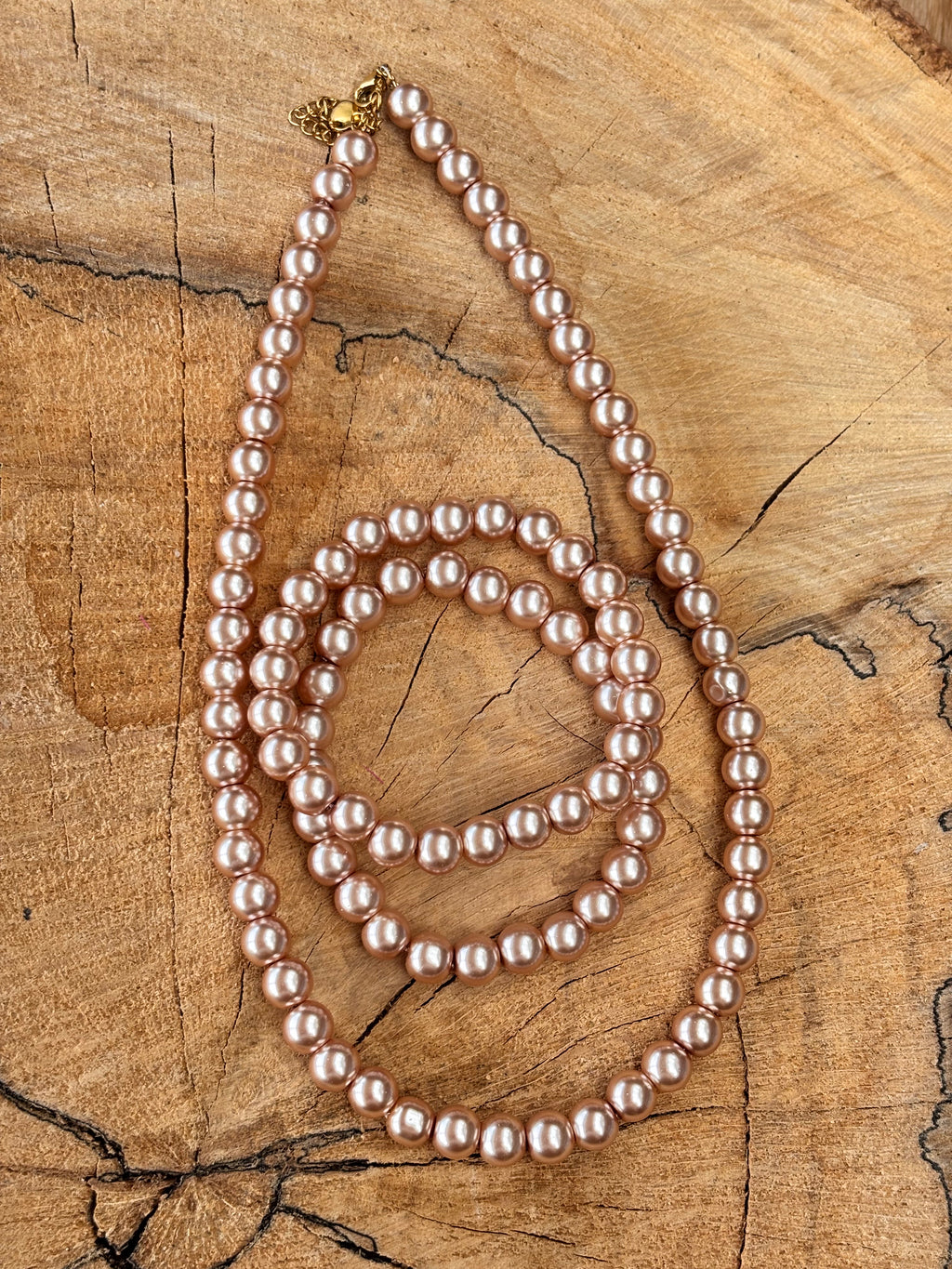 Stretch parel armband in taupe brown.