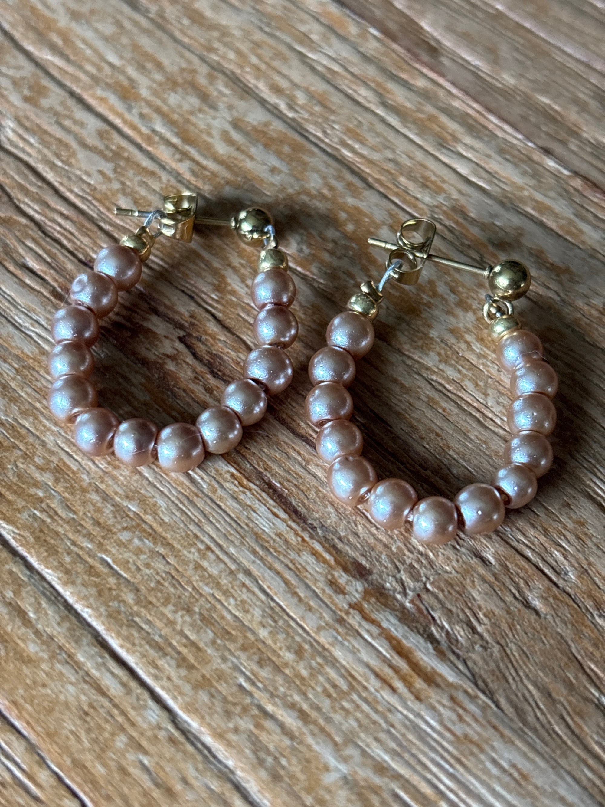 Taupe kleurige parel oorbellen