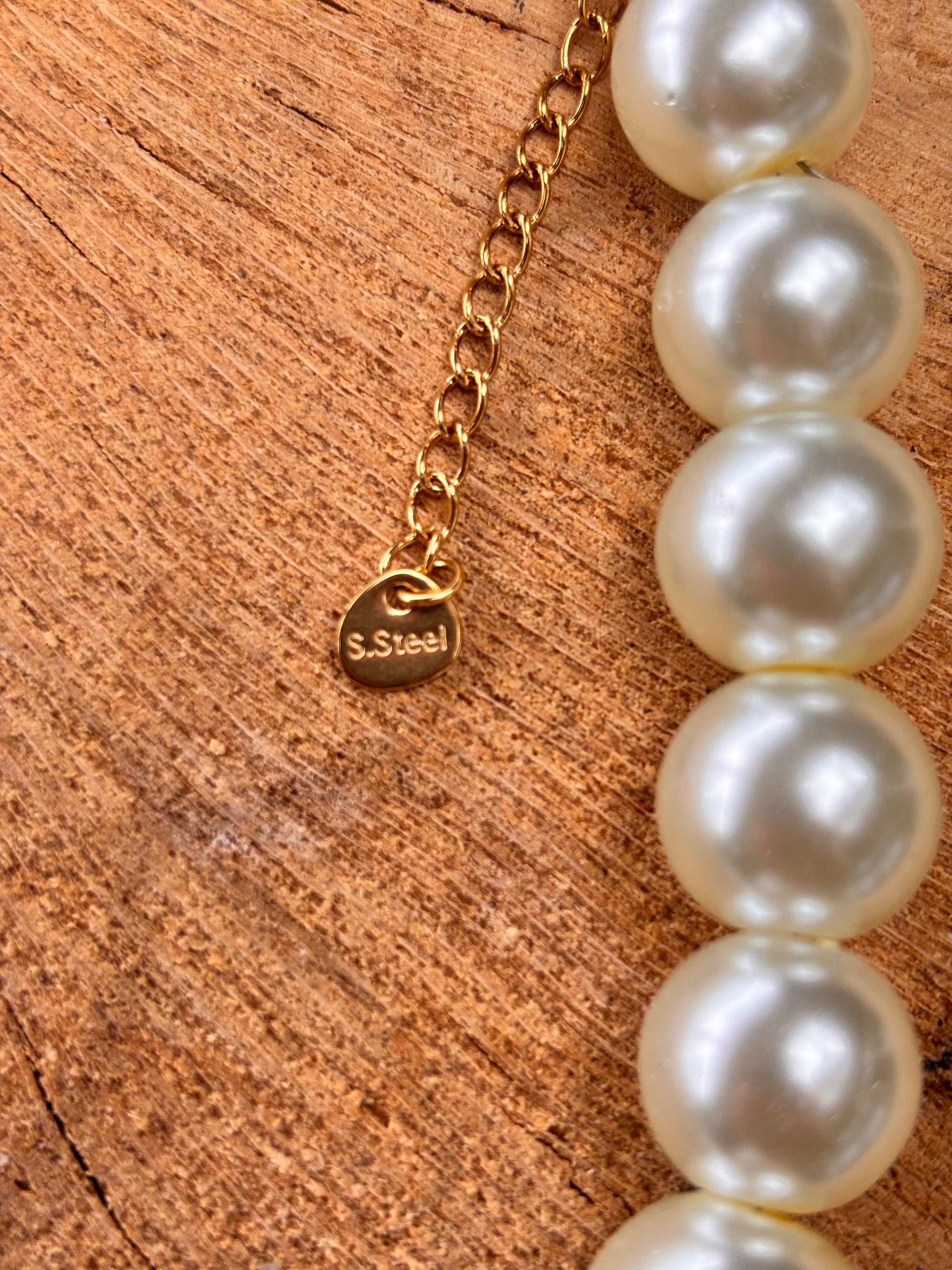 Kort parelsnoer met acryl goudkraal 14mm