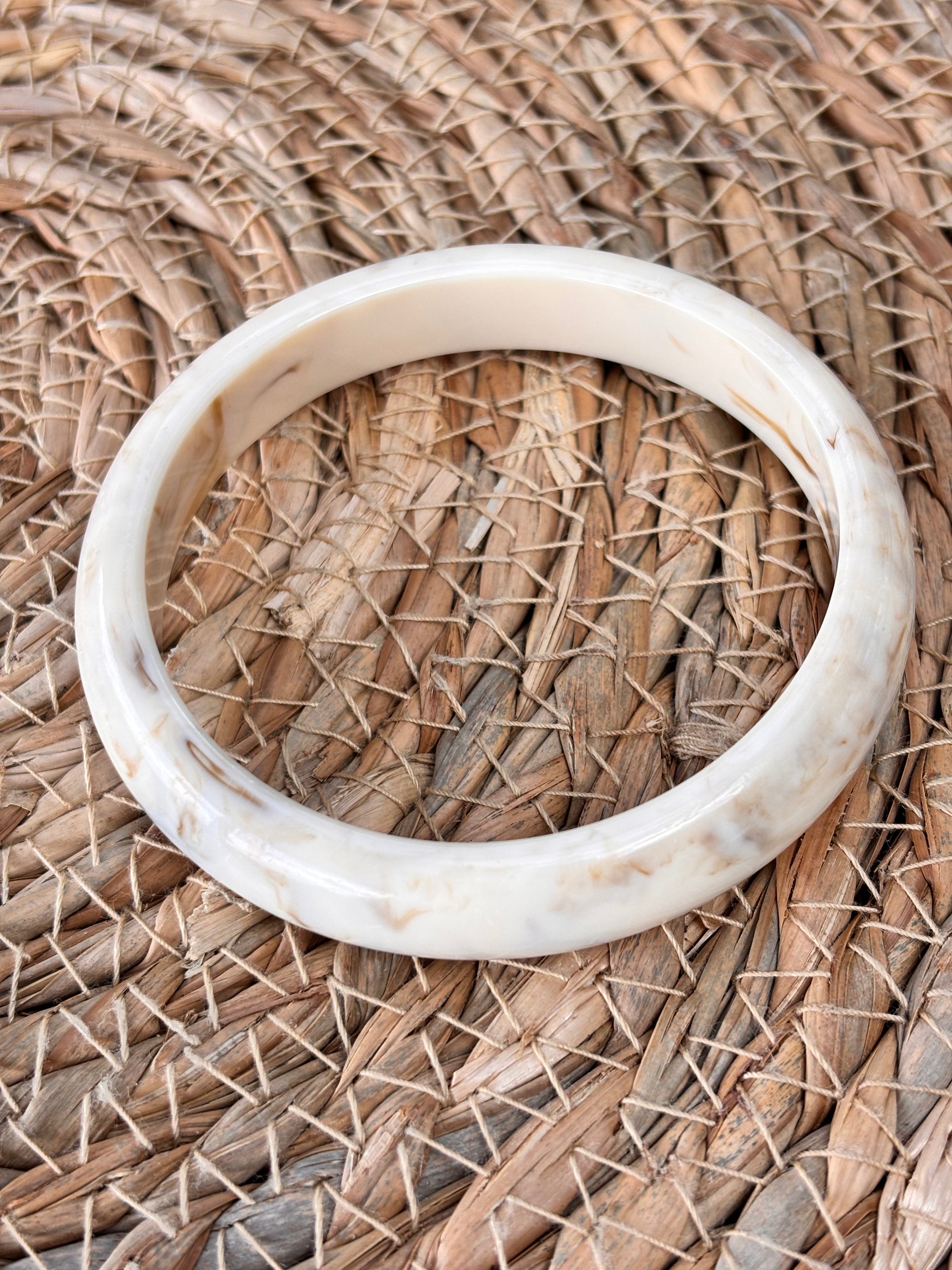 Trendy resin armband marmer crème