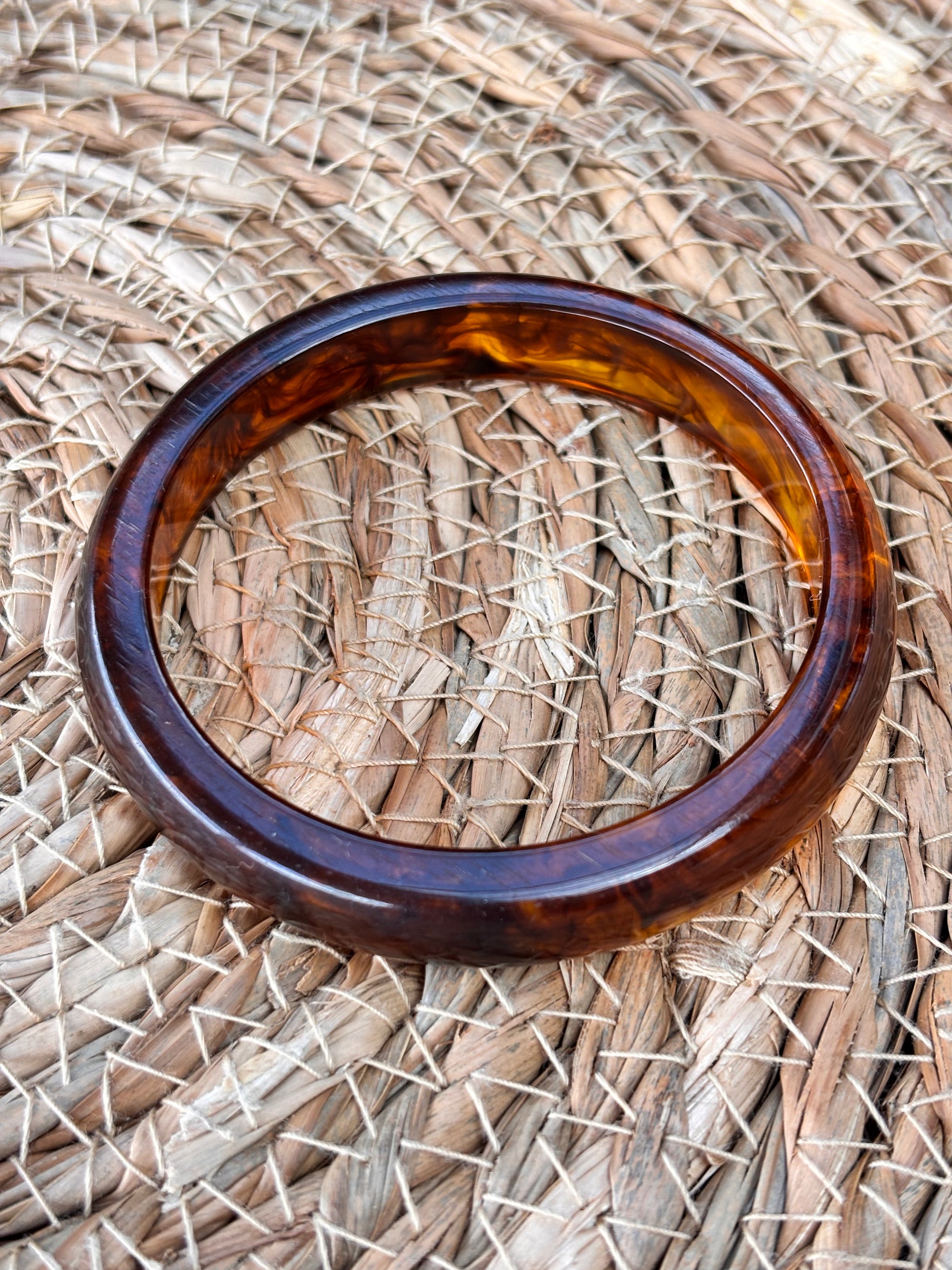 Trendy resin armband marmer bruin