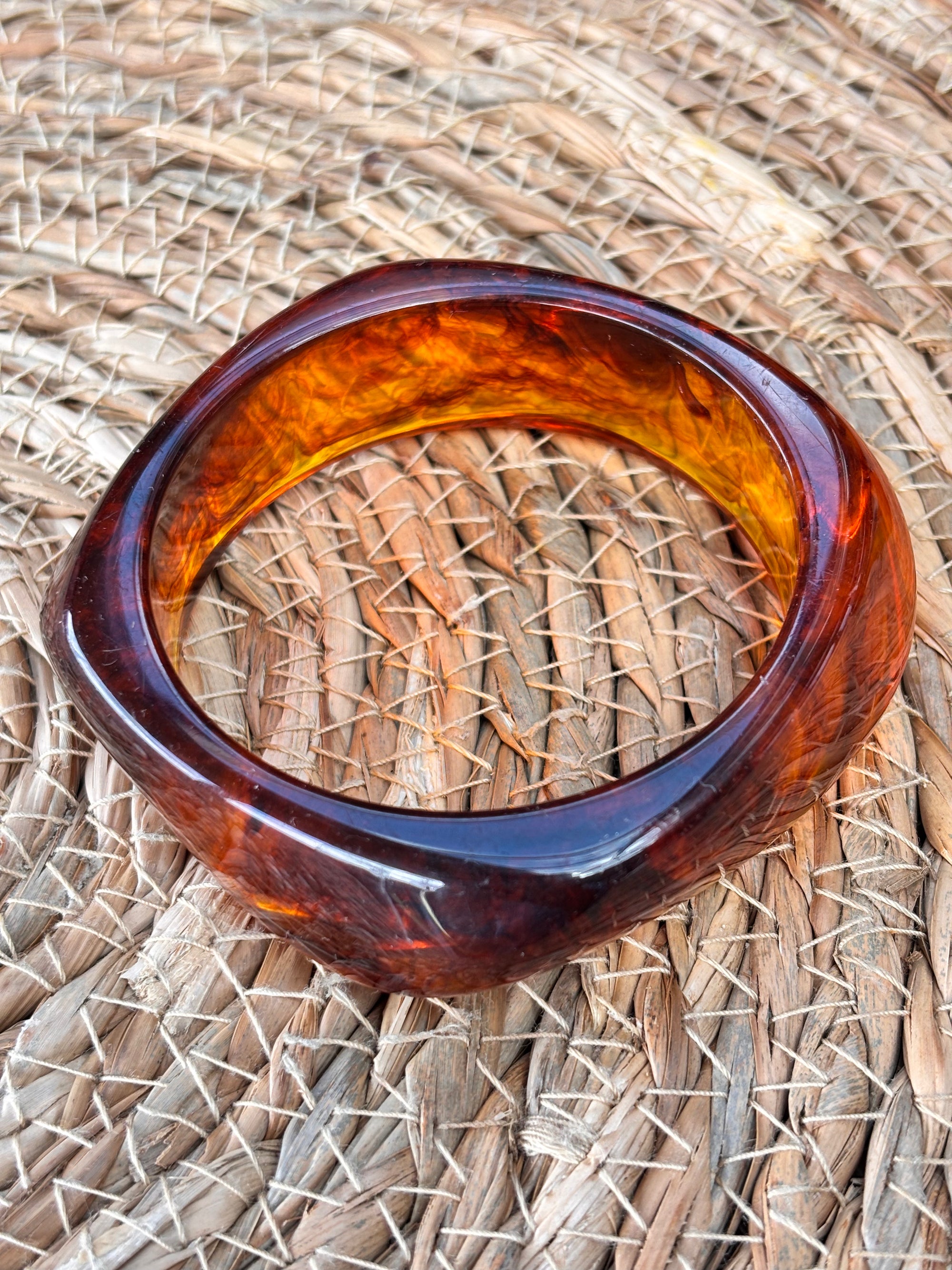 Trendy resin armband marmer bruin