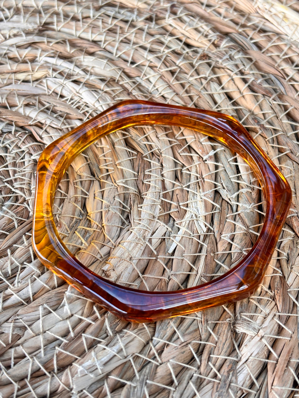 Trendy resin armband bruin 7kant