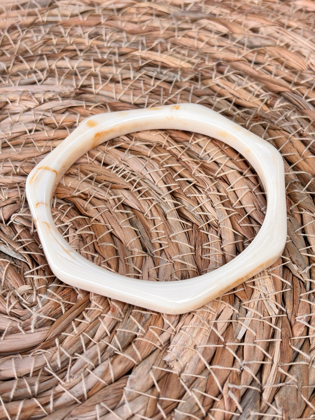 Trendy resin armband marmer crème 7kant