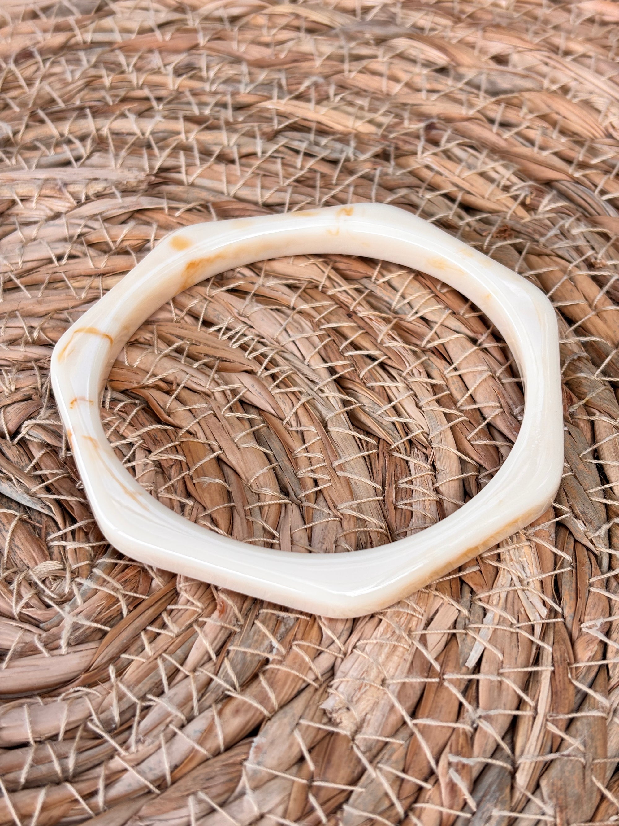 Trendy resin armband marmer crème 7kant