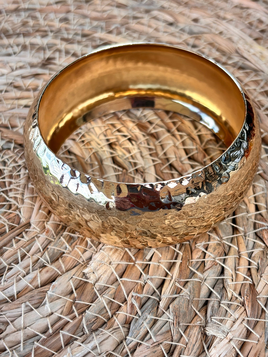 Trendy metalen armband hammerd gold