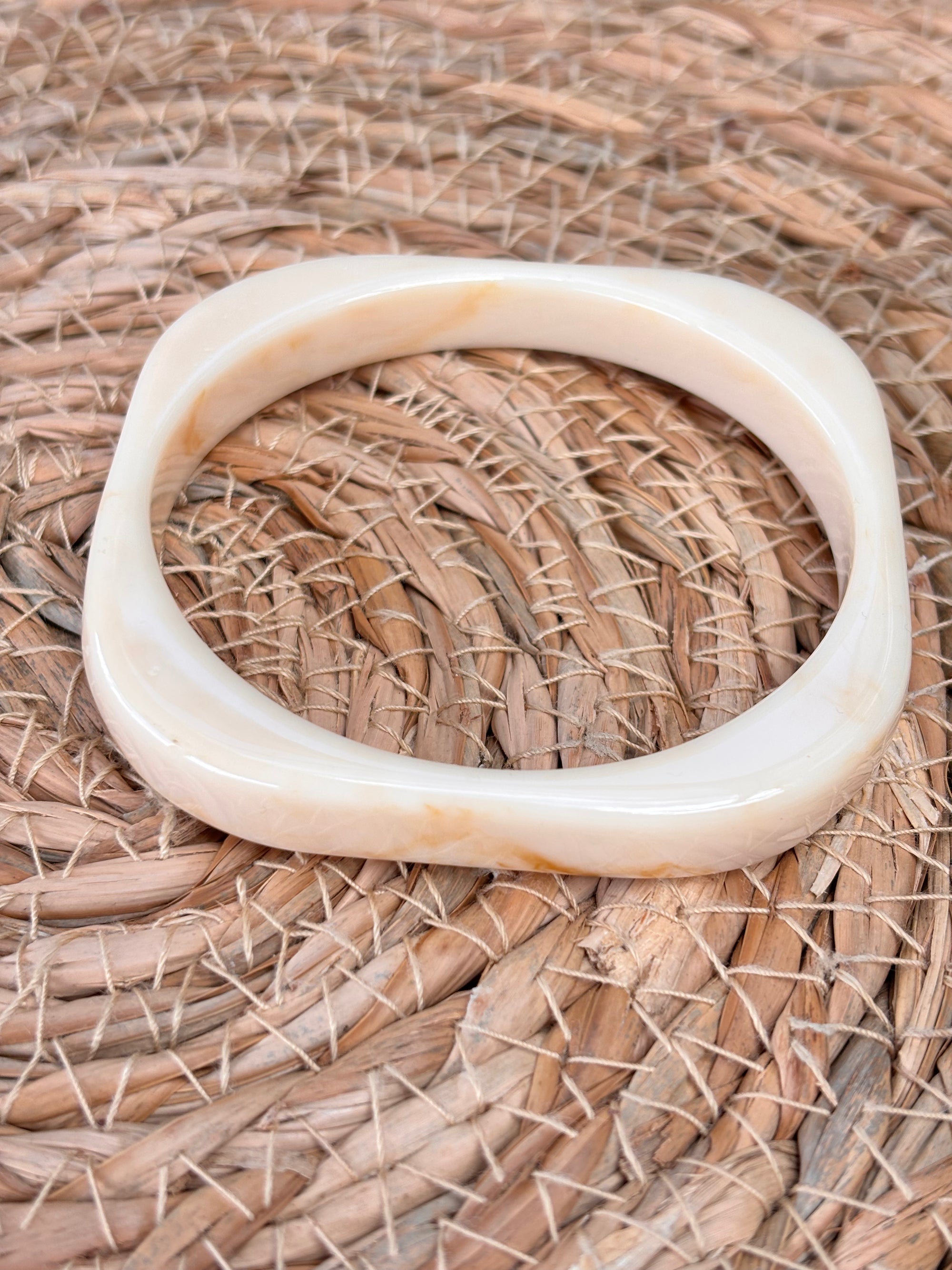 Trendy resin armband marmer crème vierkant