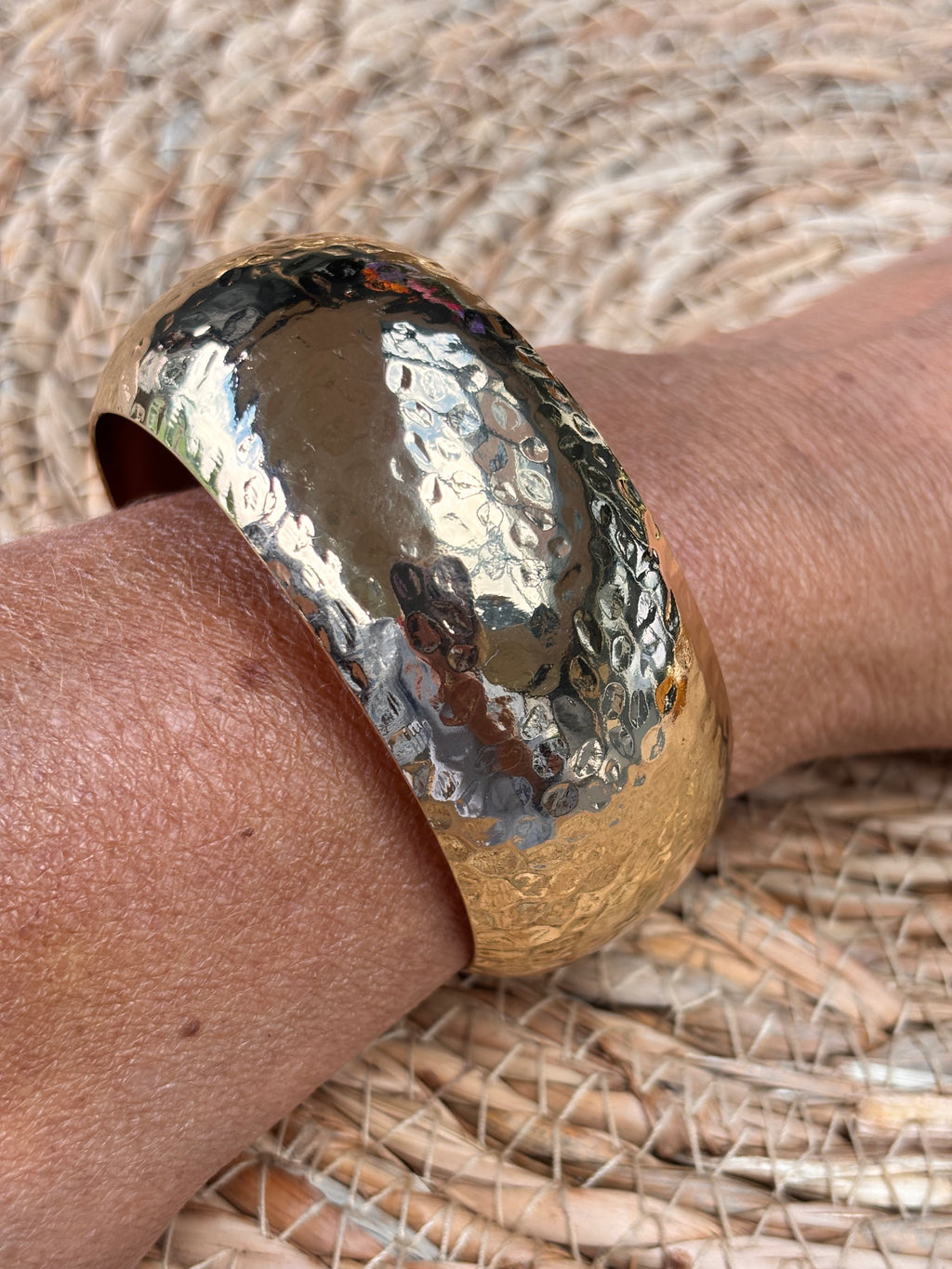 Trendy metalen armband hammerd gold