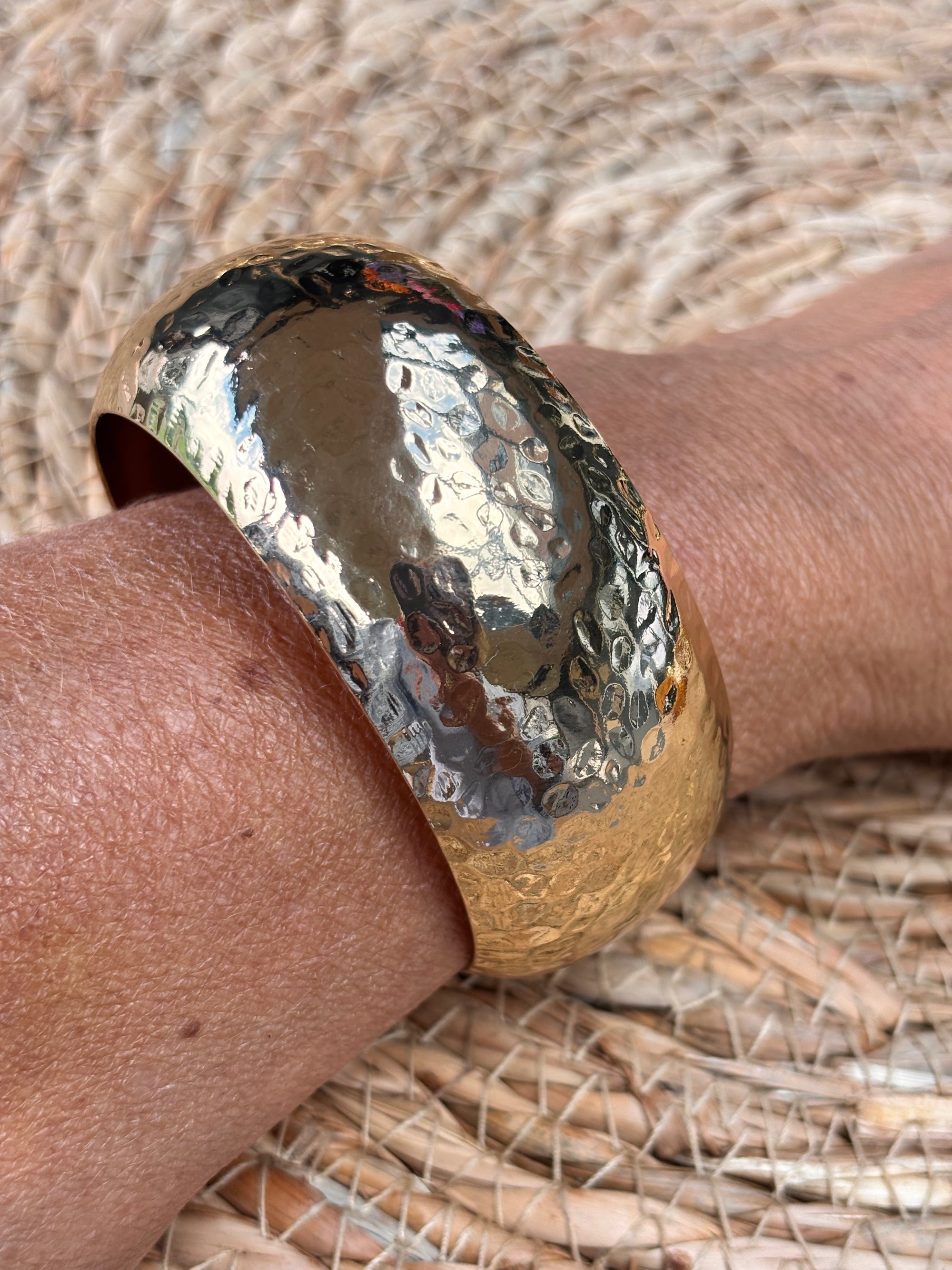 Trendy metalen armband hammerd gold